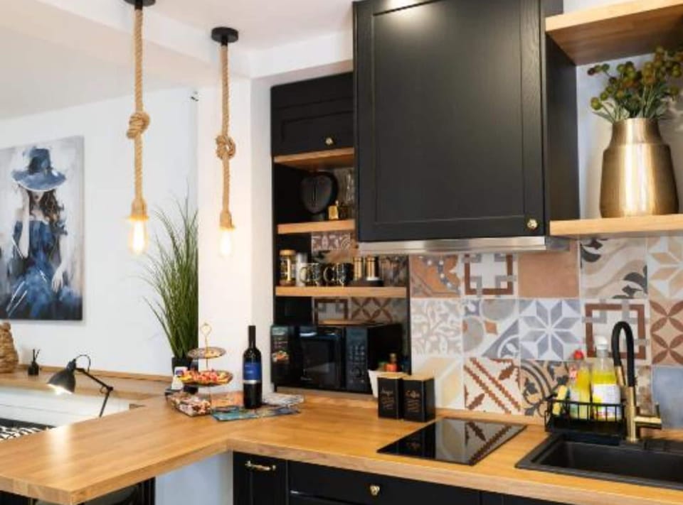 Studio (Studio Apartment) | Private kitchen | Fridge