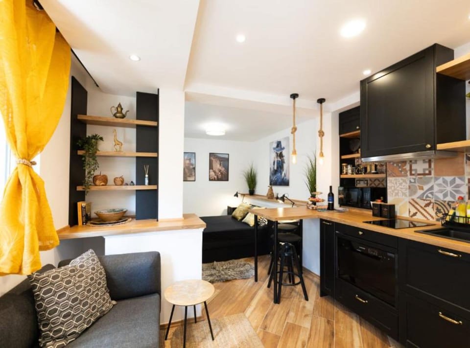 Studio (Studio Apartment) | Living room