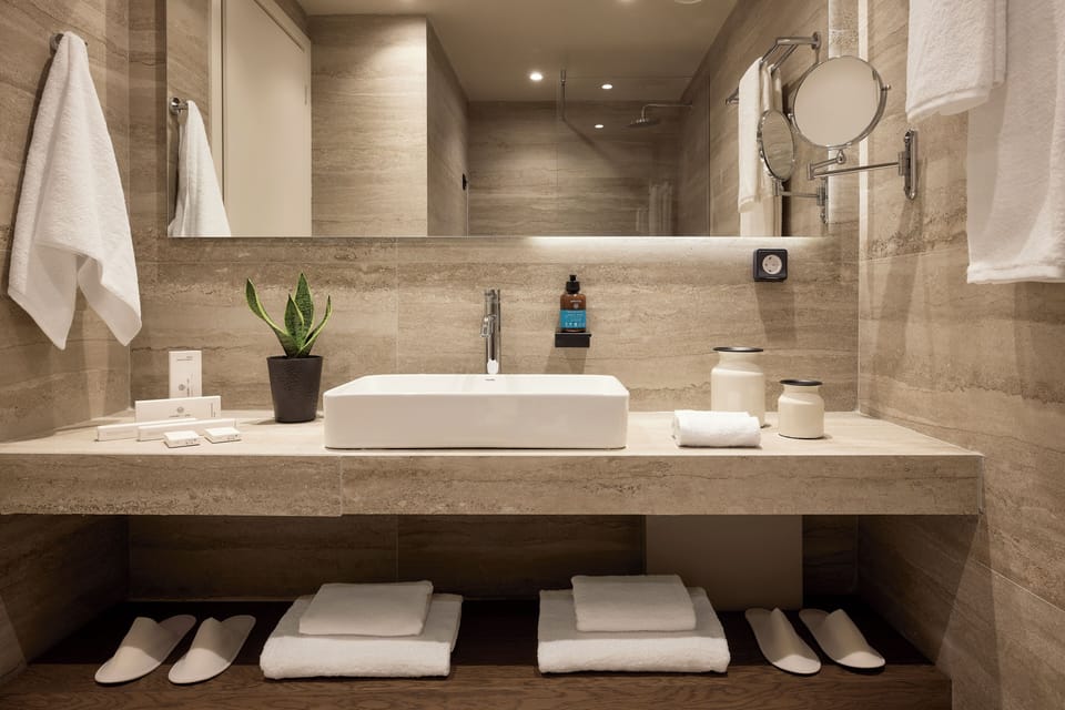 Comfort Triple Room with Terrace & City View | Bathroom | Shower, rainfall showerhead, designer toiletries, hair dryer