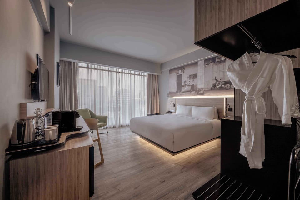 Deluxe Room, 1 King Bed, Non Smoking | Premium bedding, Select Comfort beds, free minibar, in-room safe