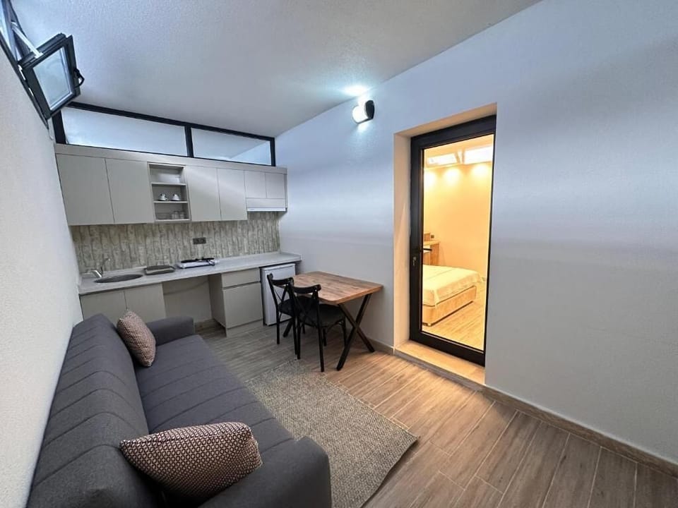 Family Quadruple Room | Living area | 43-inch Smart TV with cable channels, table tennis