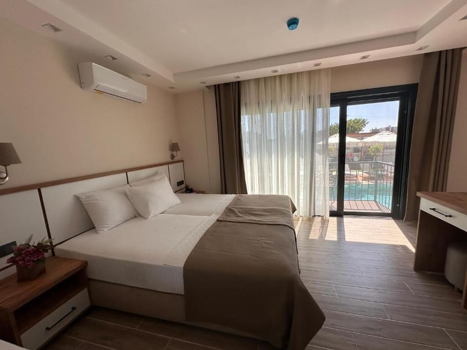 Standard Twin Room, Balcony, Pool View | Minibar, desk, free WiFi, bed sheets
