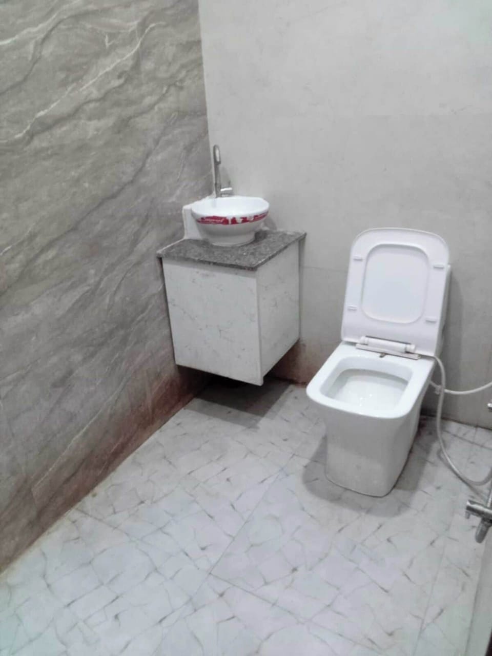 Deluxe Room | Bathroom | Shower, soap, shampoo