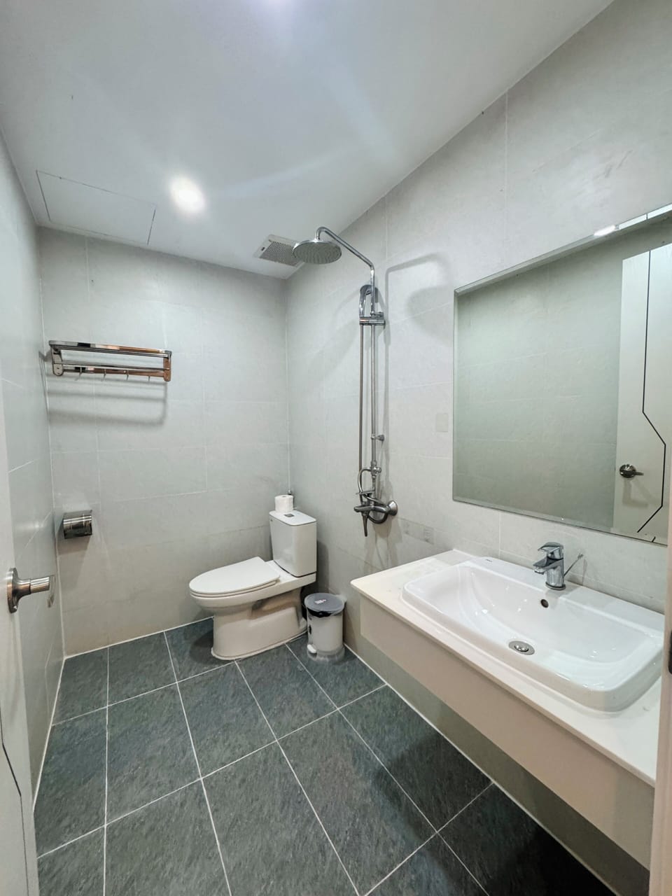 Shower, rainfall showerhead, free toiletries, hair dryer