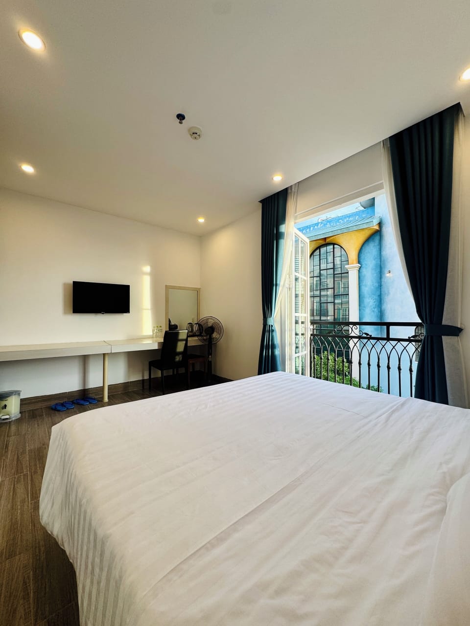 Junior Room, Balcony | Desk, laptop workspace, WiFi (free), bed sheets