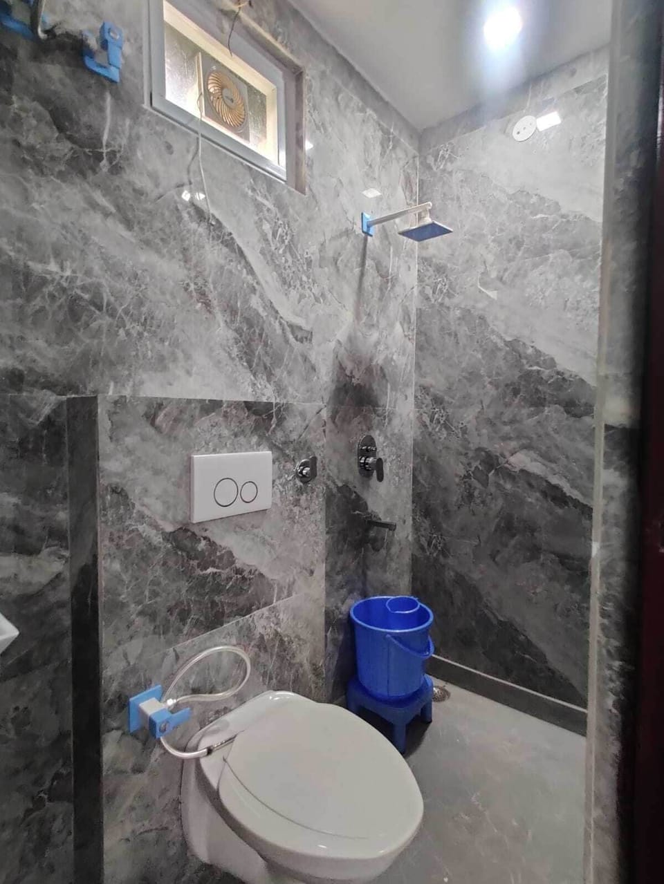 Towels, soap, shampoo, toilet paper