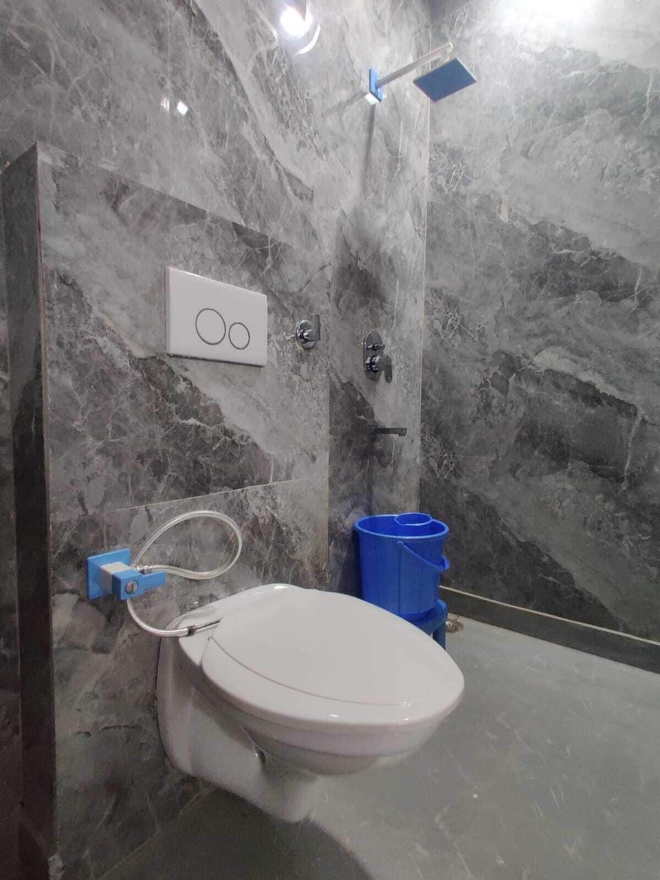 Towels, soap, shampoo, toilet paper