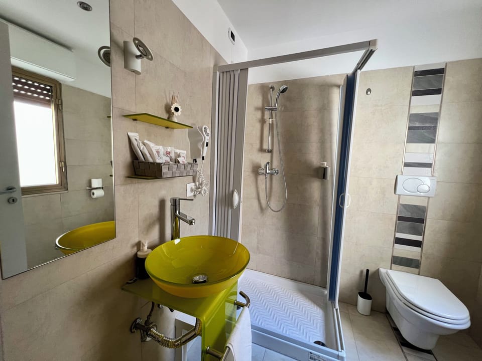 Triple Room | Bathroom | Hair dryer, towels, soap, shampoo