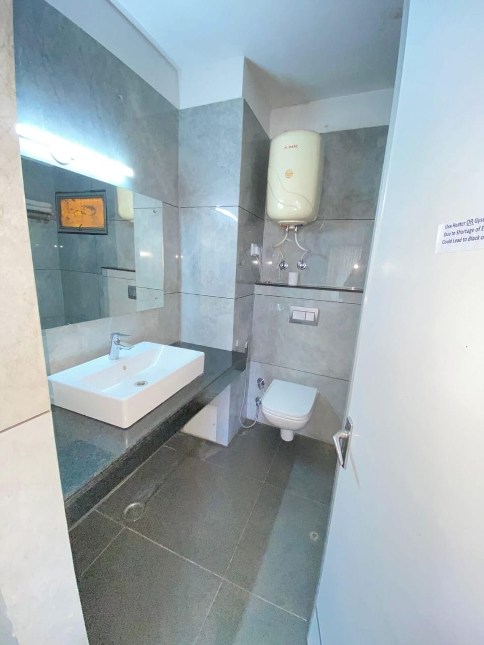 Deluxe Double Room, Balcony | Bathroom | Shower, towels, soap, shampoo