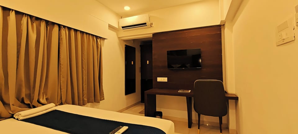 Deluxe Double Room, 1 King Bed, City View | Desk, laptop workspace, blackout drapes, soundproofing