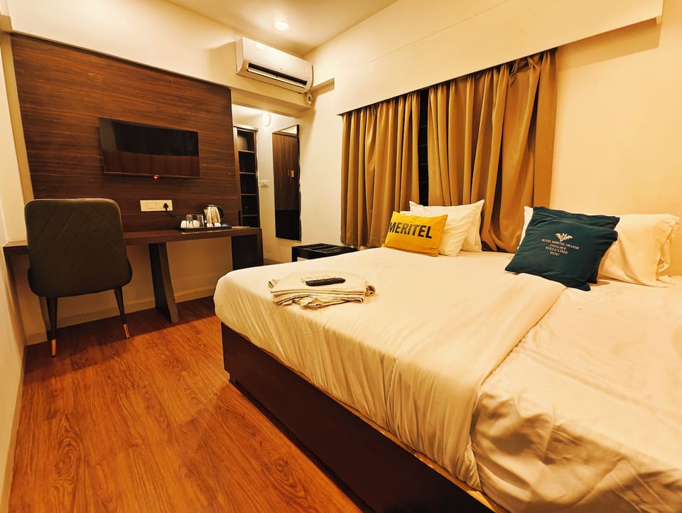 Deluxe Double Room, 1 King Bed, City View | Desk, laptop workspace, blackout drapes, soundproofing