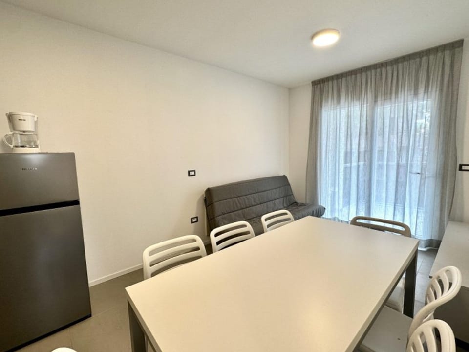Apartment, 2 Bedrooms, Balcony, Garden View | Dining