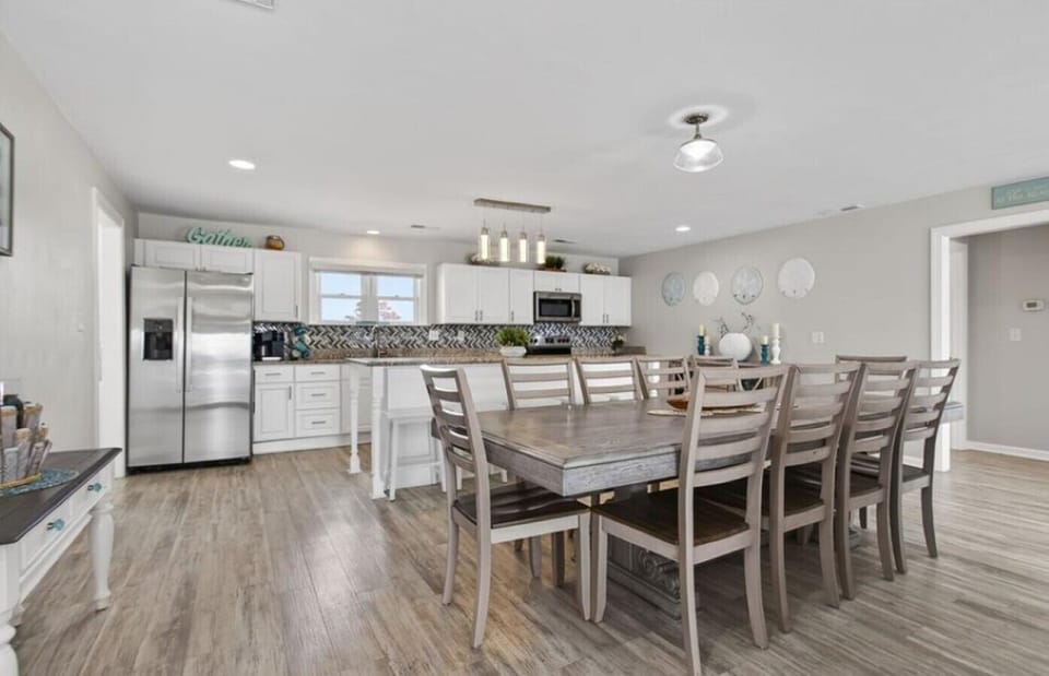 Bring everyone together around the table for seafood feasts, family dinners, and game nights that last for hours.