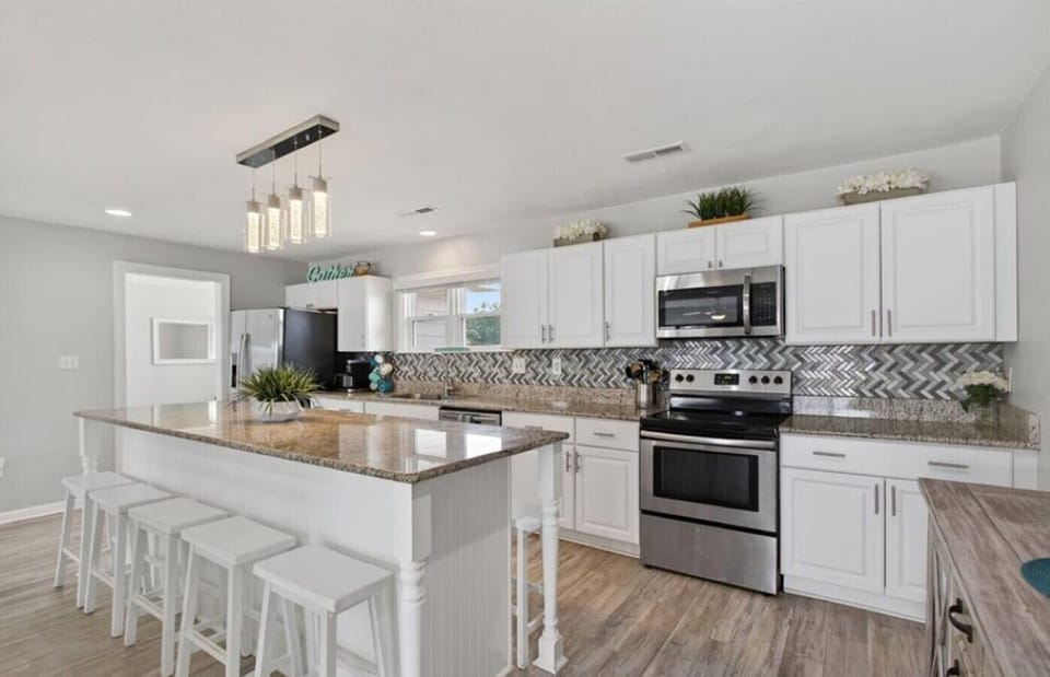 Whether you`re preparing fresh local seafood or a quick breakfast before the beach, this kitchen has everything you need.