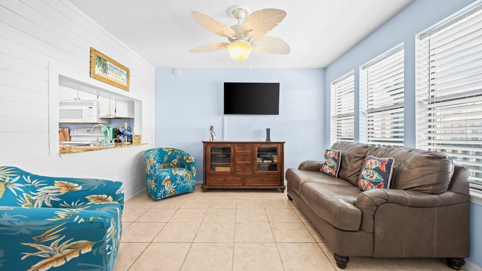 Sea Breeze 317 - Living area with a TV and comfortable seating a
