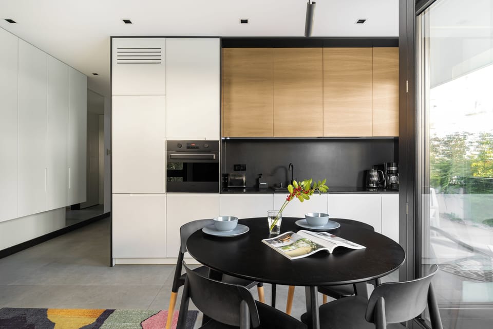 Deluxe Apartment, Kitchenette, Courtyard View | Dining