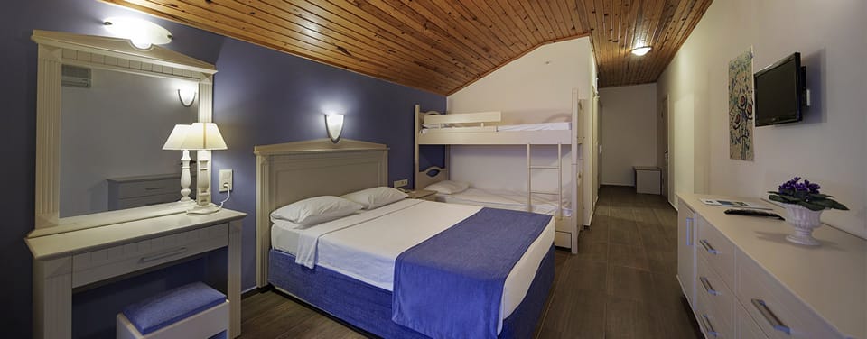 Family Room | Minibar, desk, WiFi