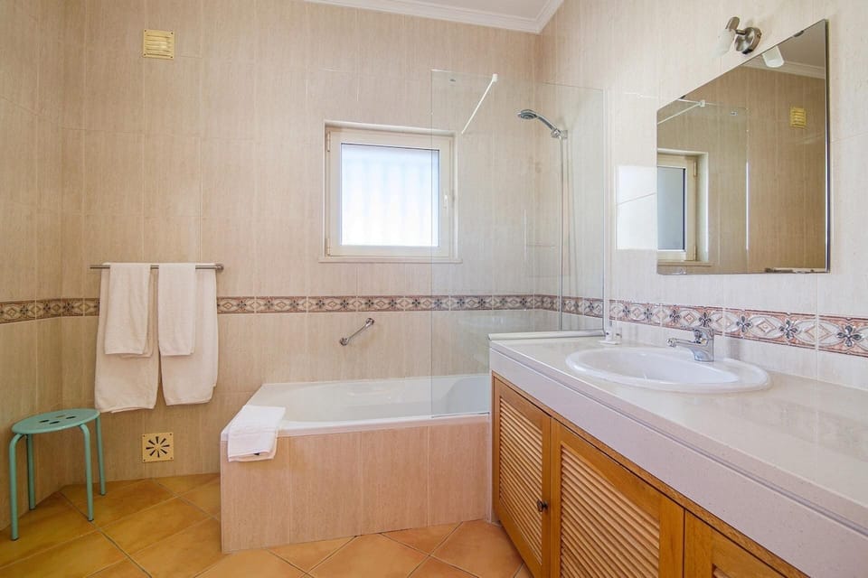 Villa Sleeps 8 With Pool and Parking Villa in Guia