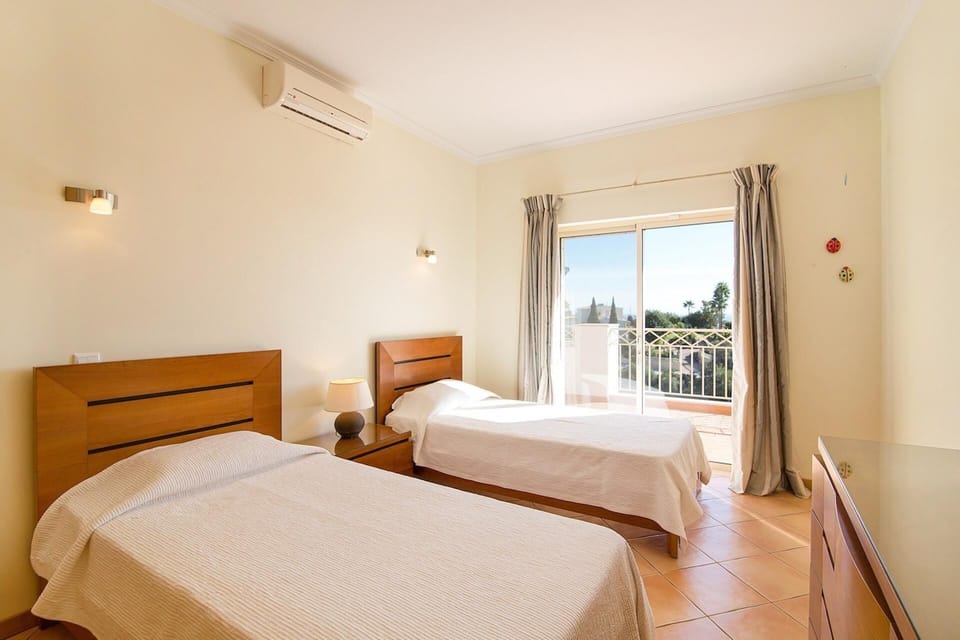 Villa Sleeps 8 With Pool and Parking Villa in Guia