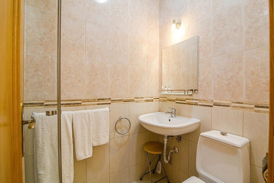 Villa Sleeps 8 With Pool and Parking Villa in Guia