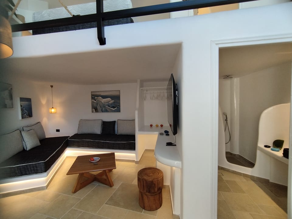 Small Villa with Loft & Private Pool | Desk, free WiFi