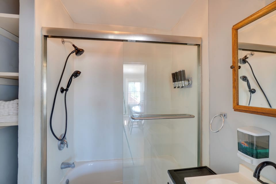 Family Farmside Getaway w/ Hot Tub in Fairplay! Apartment in Maryland