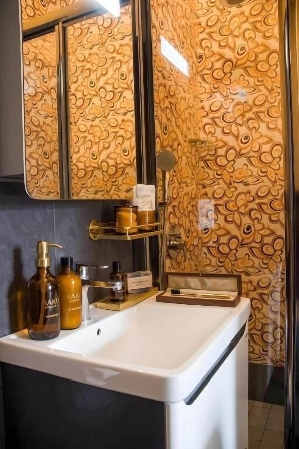 Deluxe Double Room | Bathroom | Hair dryer, towels, soap, shampoo
