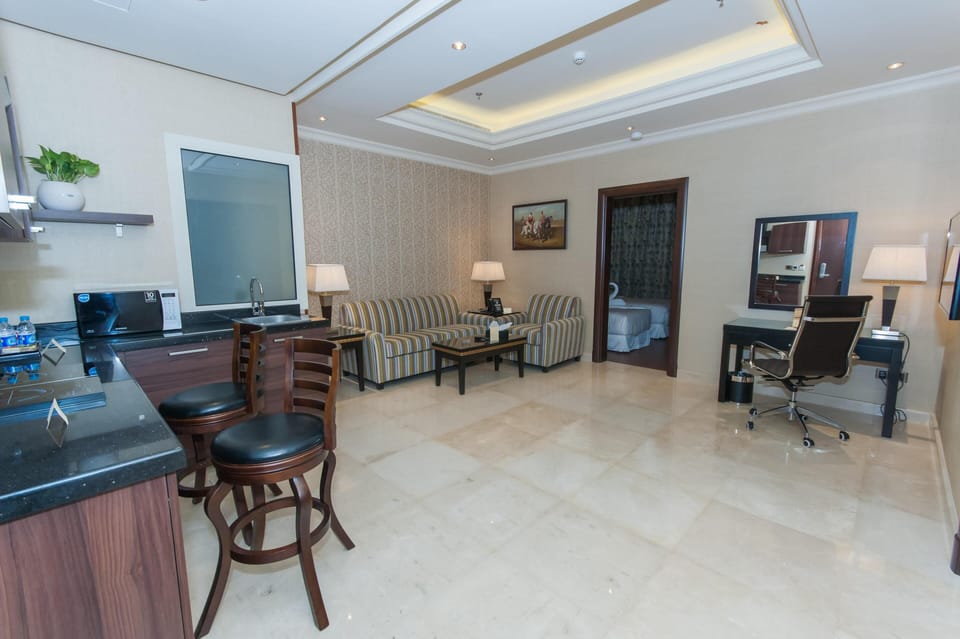 Junior Suite | Minibar, in-room safe, blackout drapes, soundproofing