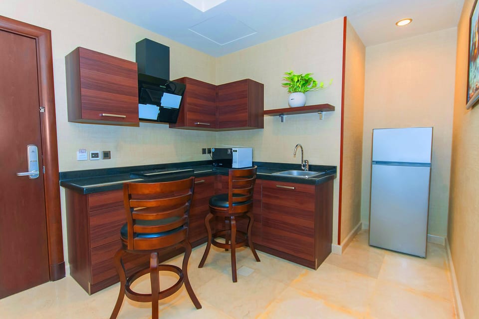 twin suite | Living area | Flat-screen TV
