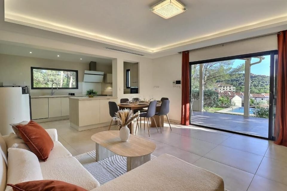 Comfort House, Mountain View | Living area | 110-cm Smart TV with digital channels, Netflix, streaming services