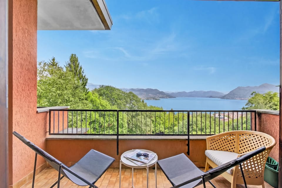 Family Apartment, 2 Bedrooms, 2 Bathrooms, Mountainside (Riflessi Di Luce Lake View) | Property grounds