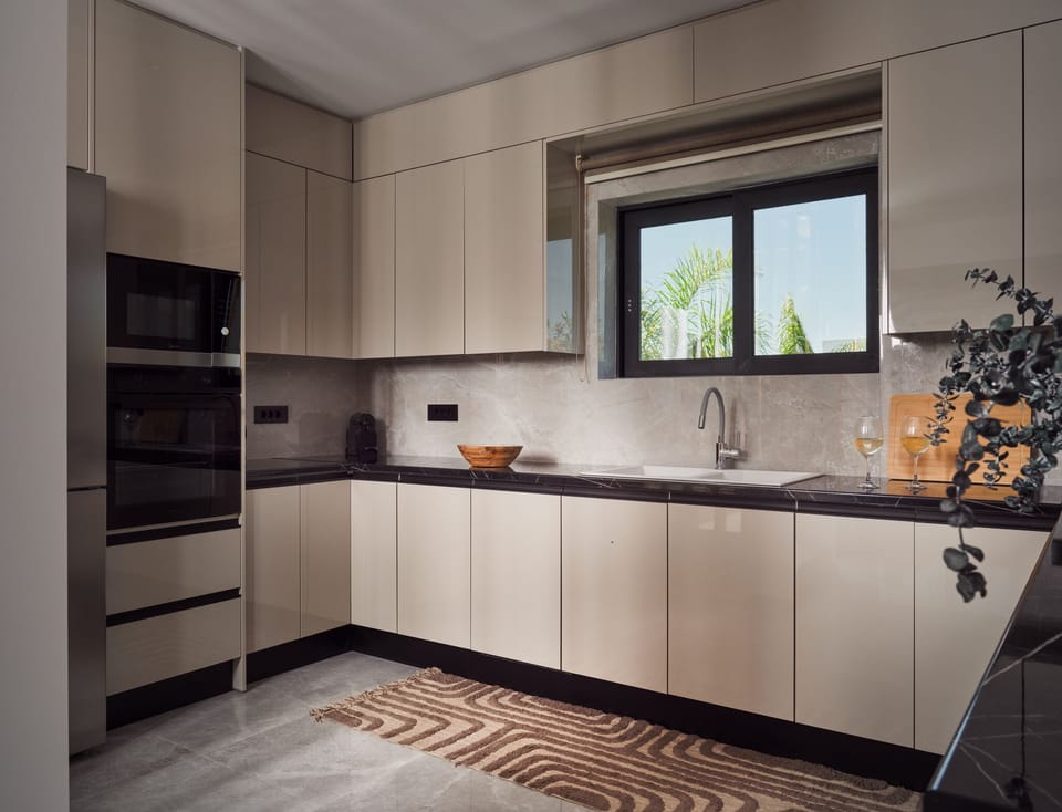 The fully equipped kitchen invites shared cooking moments, relaxed meals, and gr