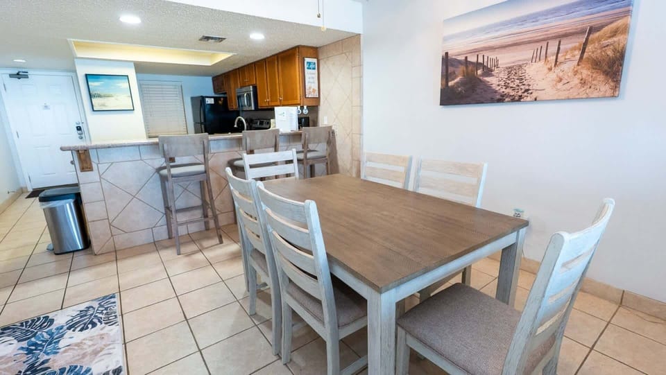 Apartment, 2 Bedrooms | Dining