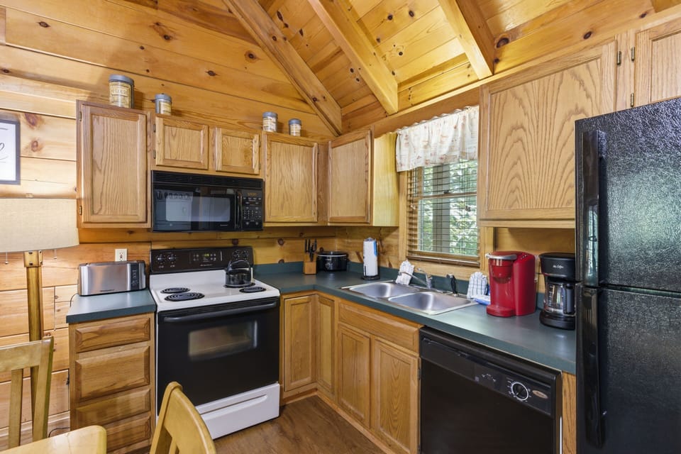 Cabin, 1 Bedroom | Private kitchen | Fridge, oven, coffee/tea maker, toaster