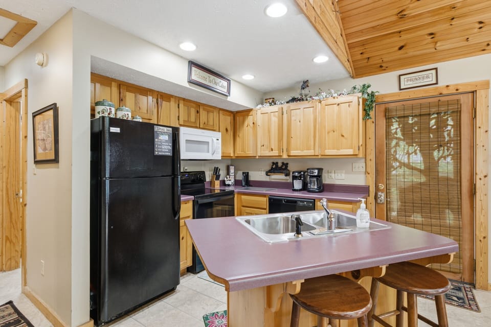 Cabin, 1 Bedroom | Private kitchen | Coffee/tea maker, fridge, oven, toaster