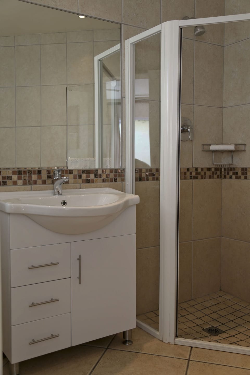 King Rooms (6) | Bathroom | Shower, free toiletries, hair dryer, towels