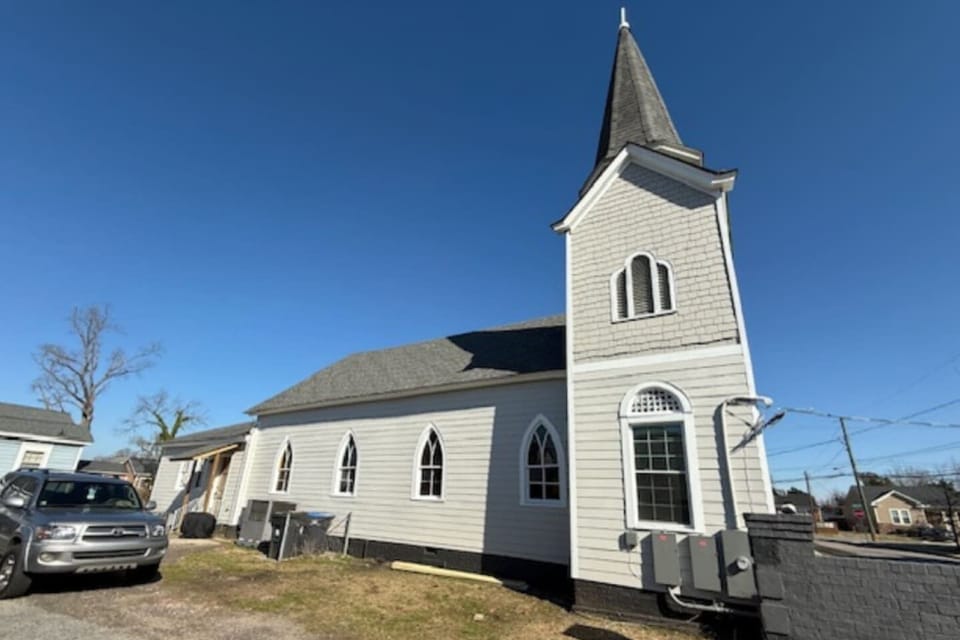 Historic church home with white siding, iconic steeple, and classic Southern charm. Located minutes from Downtown Augusta, Augusta University, the Medical District, and the Riverwalk. Plenty of parking available for guest use.