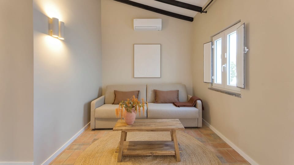 Villa | Hypo-allergenic bedding available, minibar, desk, WiFi (free)