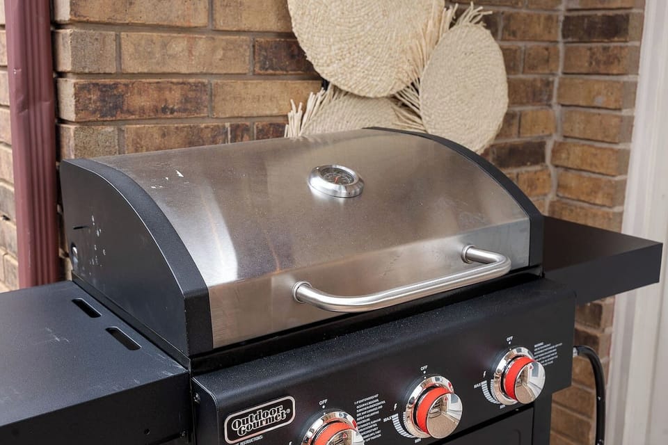 With this sleek outdoor BBQ that's ideal for preparing a feast, have fun with your family. The patio space is meant to be used for socializing.