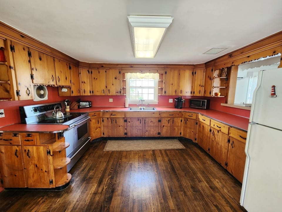 Large, well equipped kitchen