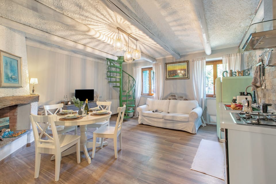 Family Apartment, 1 Bedroom, Balcony (Dimora Della Rocca Private Garden) | Living area