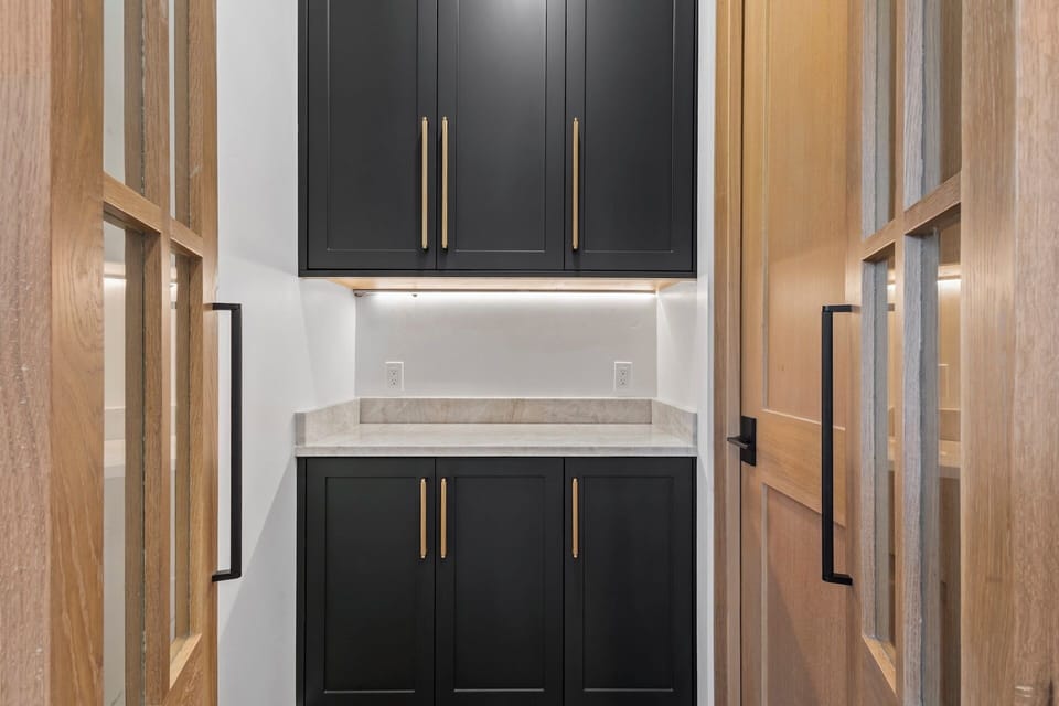 Welcome to Mountain Elegance - Our walk-in pantry offers everything you need for storing your items, keeping your kitchen organized and clutter-free during your stay.