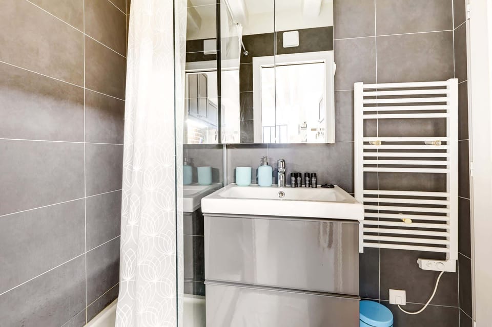 Salle de bain avec WC, douche et robinet