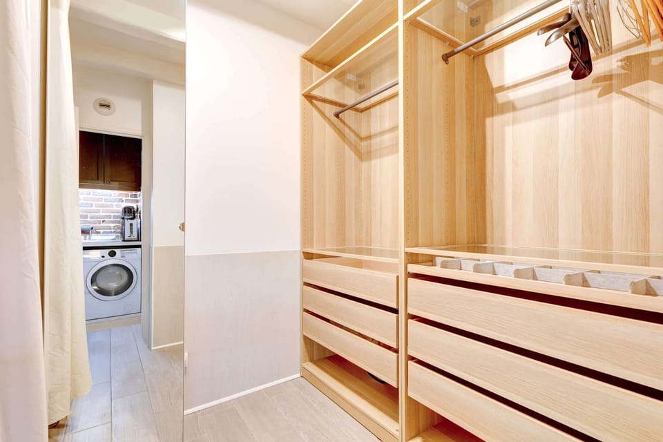 Dressing comportant de nombreux rangements 