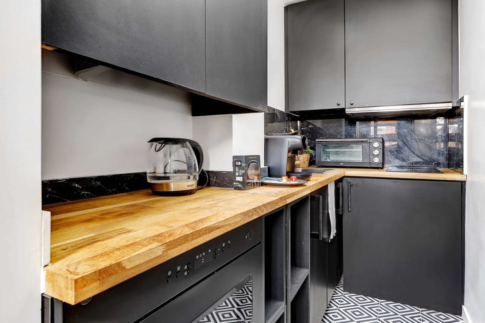 Dans cette cuisine, vous retrouverez tout le nécessaire pour passer un séjour confortable ! Grille-pain, micro-onde, plaque de cuisson et bouilloire sont à votre disposition !