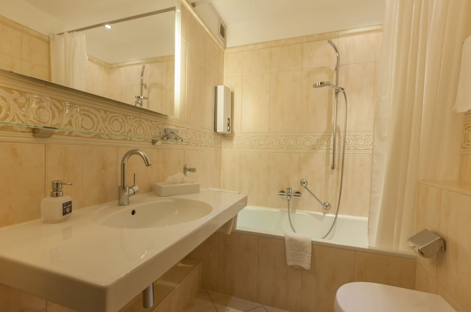 Deluxe Double Room | Bathroom | Free toiletries, hair dryer, towels