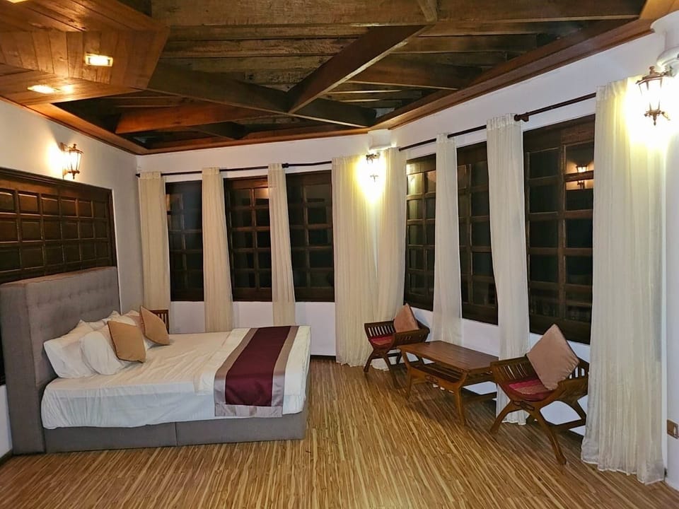 Deluxe Room | Blackout drapes, soundproofing, iron/ironing board, WiFi (free)