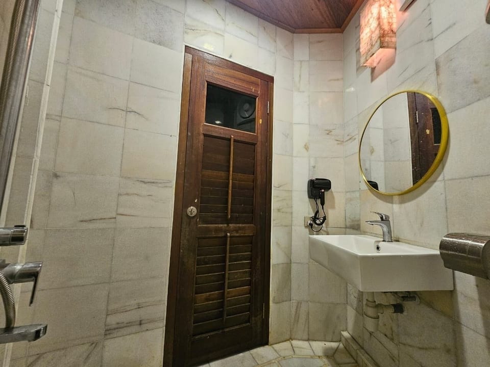 Superior Room | Bathroom | Shower, hair dryer, slippers, towels