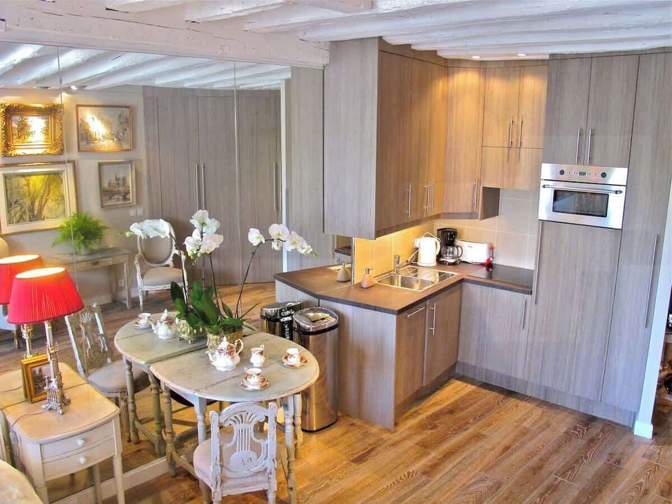 NOTRE DAME APARTMENT