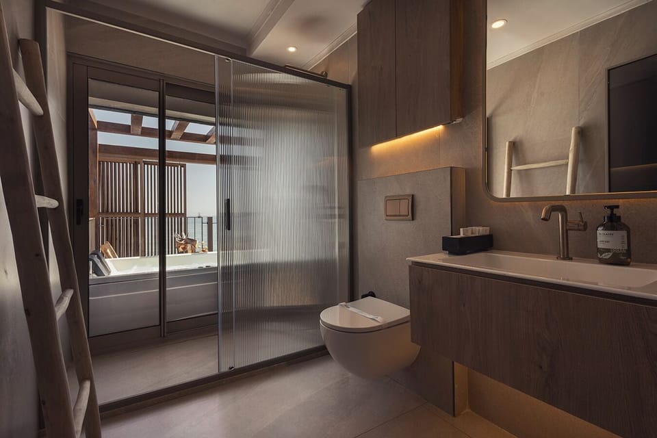 Shower, rainfall showerhead, free toiletries, hair dryer
